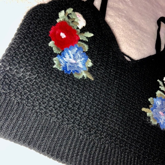 🌷CUTE🌷AEO cropped black sweater top - Picture 2 of 7